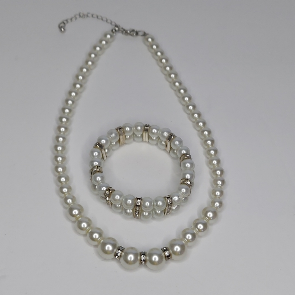 Pearl Necklace and Bracelet Fashion Jewelry
